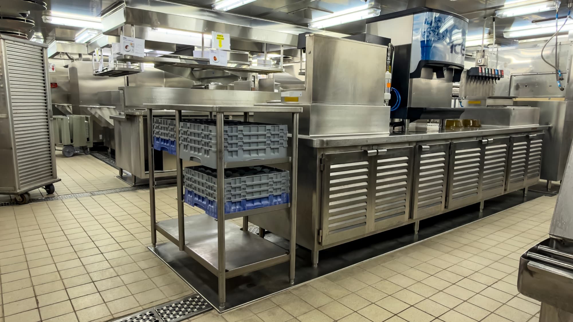 Scullery, ice-machine & dishpit.